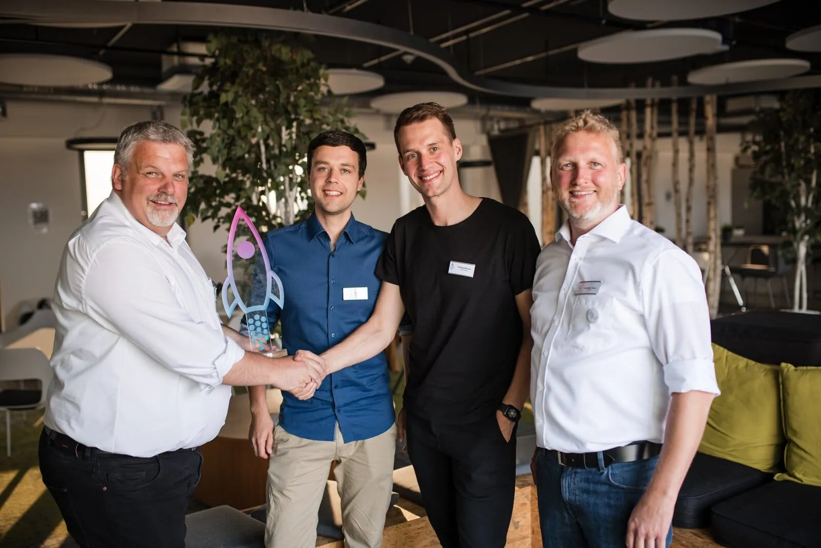 Siegerehrung beim Rising Digital Award 2023 - V.l.n.r. Friedrich-Wilhelm Corzilius, Wirtschaftsförderung Dortmund; Jan Möller und Dr. Philipp Wrycza von Logistikbude, Sebastian Neus, Geschäftsführer Conciso GmbH - Fotocredits: Conciso/ImageKollektiv